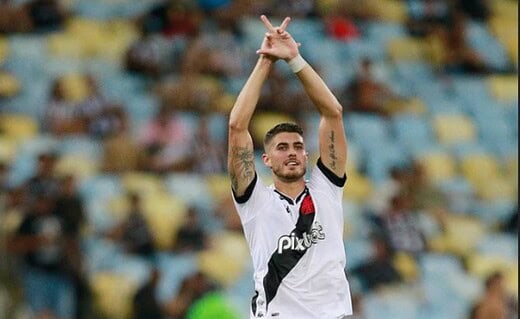 Pedro Raul comemorando gol contra o Botafogo