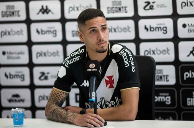Bruno Praxedes durante apresentação pelo Vasco
