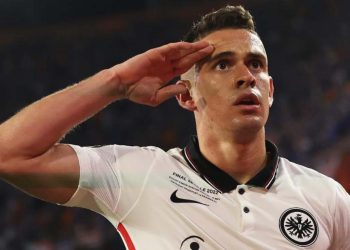 Rafael Borré celebra gol pelo Eintracht Frankfurt, da Alemanha