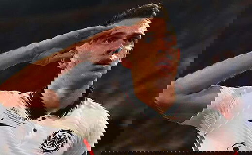 Rafael Borré celebra gol pelo Eintracht Frankfurt, da Alemanha