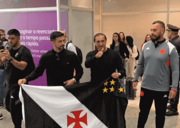 Ramón Díaz, técnico do Vasco, no aeroporto