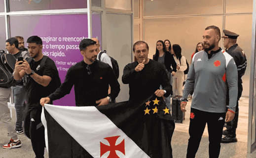 Ramón Díaz, técnico do Vasco, no aeroporto