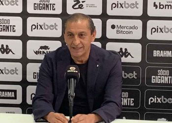 Ramón Díaz durante apresentação no Vasco