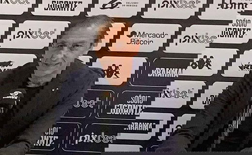 Ramón Díaz durante apresentação no Vasco