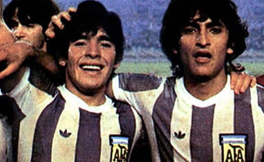 Diego Maradona e Ramón Díaz se abraçam no Mundial Juvenil de 1979