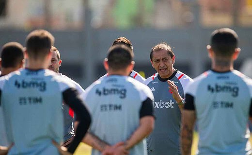 Ramón Díaz conversando com o elenco do Vasco