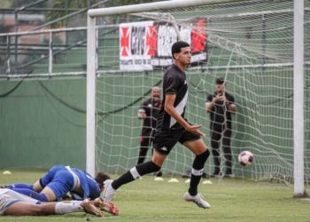 Renan comemorando gol contra o Resende