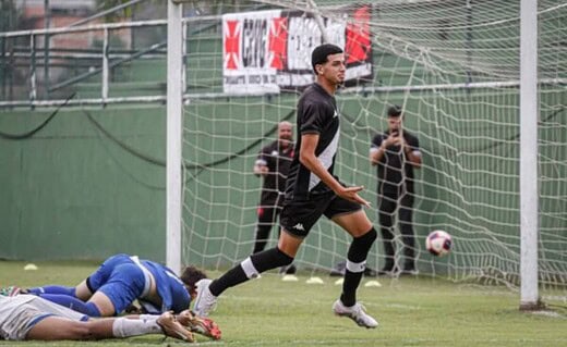 Renan comemorando gol contra o Resende