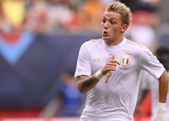 Mateo Retegui com a camisa da Seleção da Itália