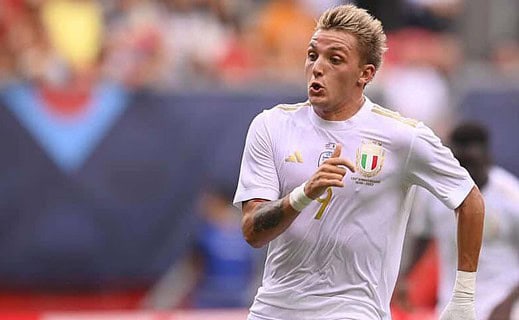 Mateo Retegui com a camisa da Seleção da Itália