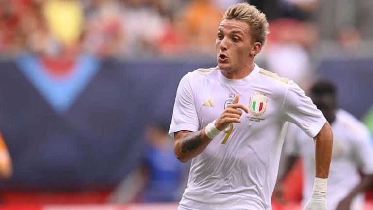 Mateo Retegui com a camisa da Seleção da Itália