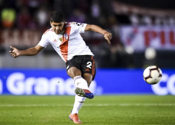 Robert Rojas em campo pelo River Plate, da Argentina