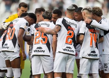 Jogadores do Vasco reunidos em clássico contra o Botafogo
