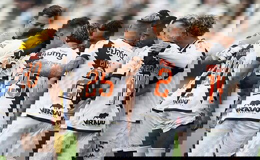 Jogadores do Vasco reunidos em clássico contra o Botafogo