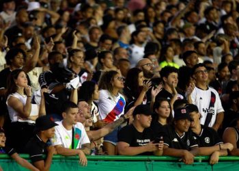 Torcida do Vasco em jogo contra a Portuguesa-RJ