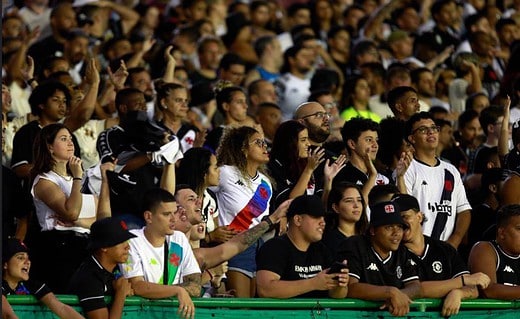Torcida do Vasco em jogo contra a Portuguesa-RJ