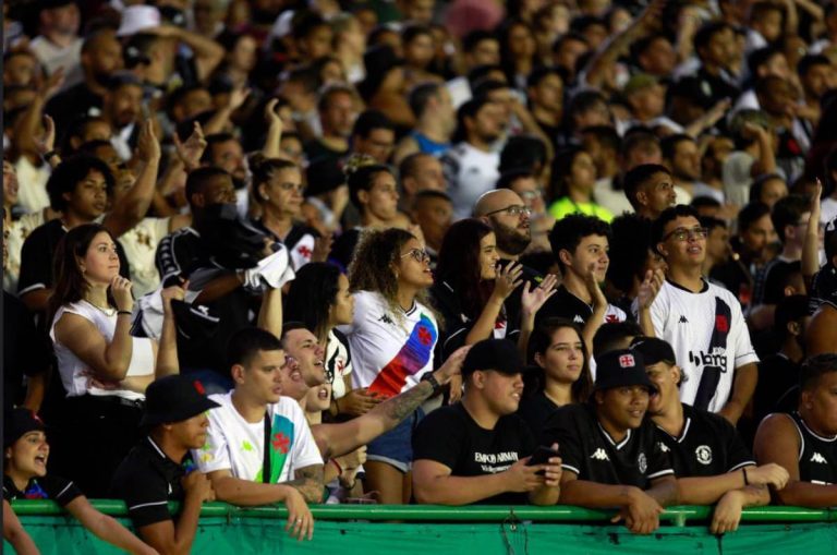 Torcida do Vasco em jogo contra a Portuguesa-RJ
