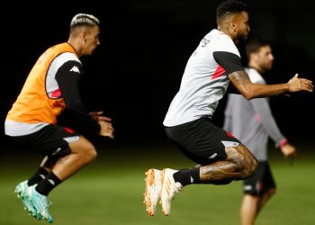 Puma e Jair saltam no treino do Vasco no Estadio Sao Januario