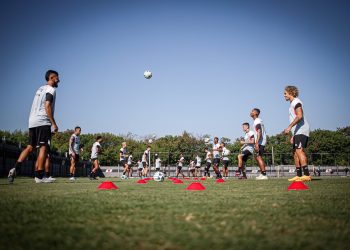 Elenco do Vasco treinando no CT Moacyr Barbosa