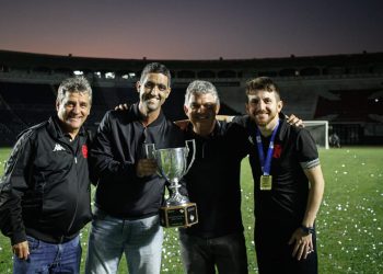 Carlos Brazil comemora o título Carioca ao lado do CEO Luiz Mello (segurando o troféu), o técnico William Batista (à direita) e Eduardo Húngaro (à esquerda)