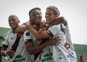 Jogadores do Vasco comemorando gol contra o Botafogo
