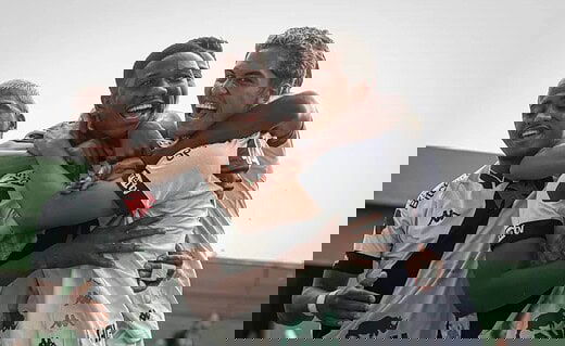 Jogadores do Vasco comemorando gol contra o Botafogo