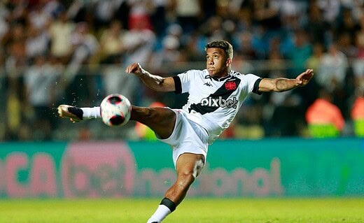 Vinícius em ação pelo Vasco contra o Volta Redonda pelo Campeonato Carioca 2023