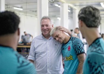 Abel Braga e Gabriel Pec na reapresentação do elenco do Vasco