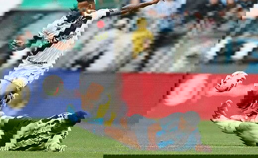 Alex Teixeira durante o jogo contra o Grêmio