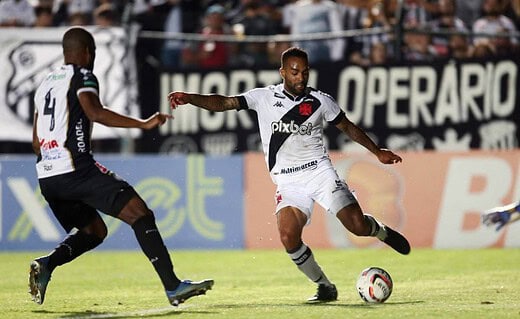 Alex Teixeira em ação pelo Vasco contra o Operário-PR pela Série B 2022