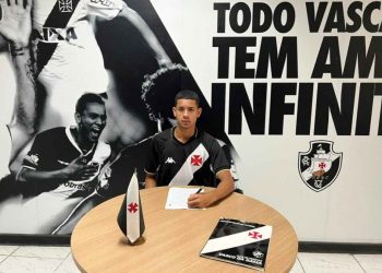 Alexandre assinando contrato com o Vasco