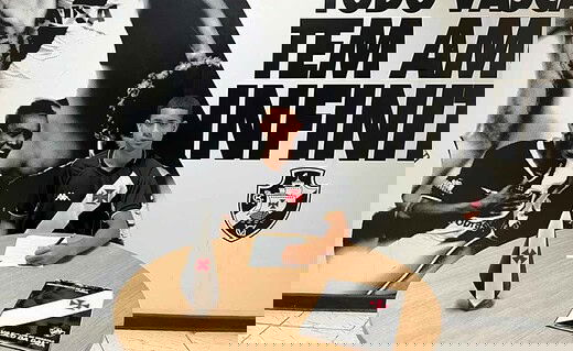 Alexandre assinando contrato com o Vasco