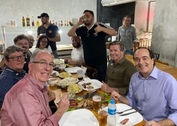 Diretoria do Vasco almoçando na Barreira