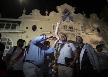 Cabo Daciolo em noite de oração em São Januário