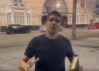 Cabo Daciolo, torcedor do Vasco, em frente a São Januário