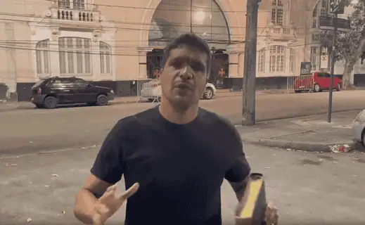 Cabo Daciolo, torcedor do Vasco, em frente a São Januário