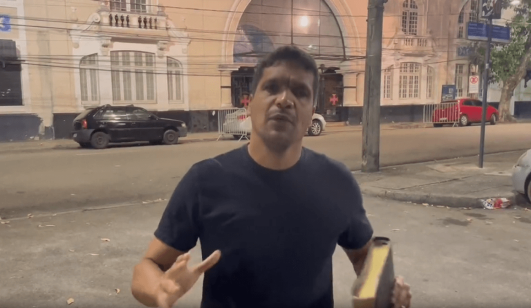 Cabo Daciolo, torcedor do Vasco, em frente a São Januário