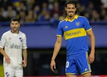 Cavani em campo pelo Boca Juniors, da Argentina
