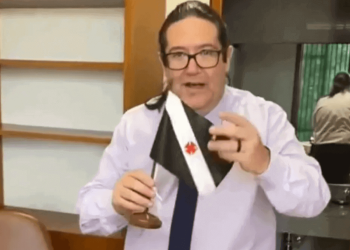 Deputado Tarcísio Motta entra com bandeira do Vasco em novo gabinete