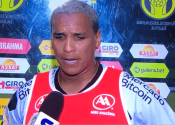 Deyverson com a camisa do Vasco