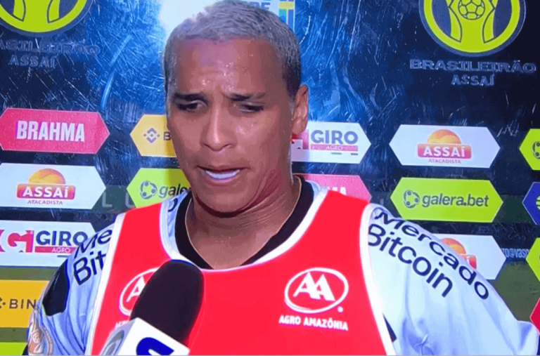 Deyverson com a camisa do Vasco