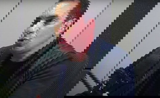 Edmundo em vídeo no seu canal no YouTube