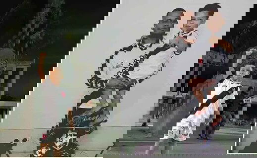 Edmundo da Gama, torcedor do Vasco, ao lado do pai