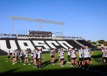 Elenco do Vasco treinando em São Januário