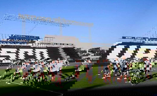 Elenco do Vasco treinando em São Januário