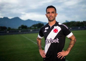 Gabriel Carabajal com a camisa do Vasco