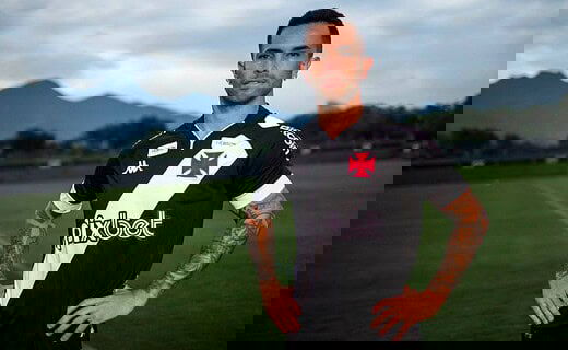 Gabriel Carabajal com a camisa do Vasco