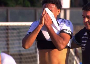 Gabriel Dias chorando em Vasco x Chapecoense pela Série B 2022