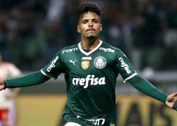 Gabriel Menino defende o Palmeiras