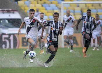 Gabriel Pec em jogo contra o Atlético-MG
